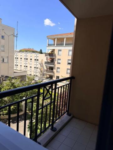 APPARTEMENT T2 A LOUER - LYON 4EME ARRONDISSEMENT Deleuvre-Henon 54.22 m 2 - 840 € charges comprises par mois