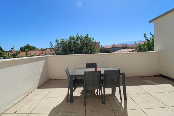 Maison de village avec terrasse, garage et atelier