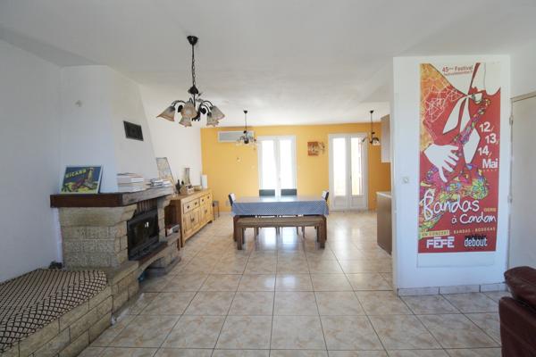 Maison de village avec terrasse, garage et atelier