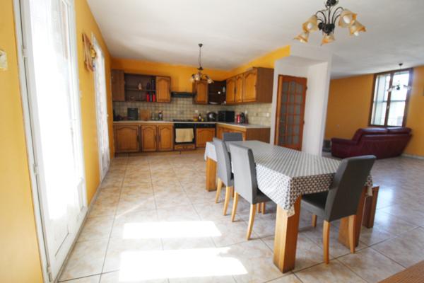 Maison de village avec terrasse, garage et atelier