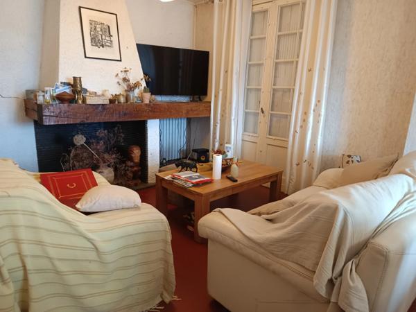 MAISON SUR SOUS SOL 3 CHAMBRES AVEC GARAGE , QUARTIER CALME .