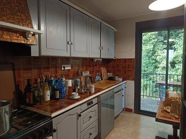 MAISON SUR SOUS SOL 3 CHAMBRES AVEC GARAGE , QUARTIER CALME .