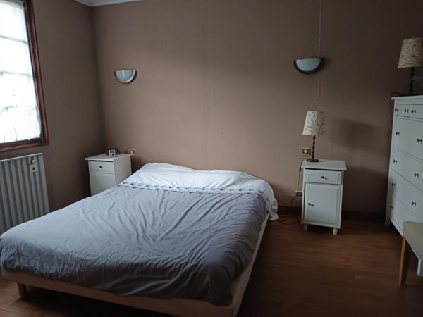 MAISON SUR SOUS SOL 3 CHAMBRES AVEC GARAGE , QUARTIER CALME .