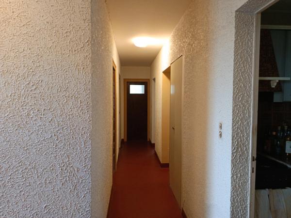 MAISON SUR SOUS SOL 3 CHAMBRES AVEC GARAGE , QUARTIER CALME .