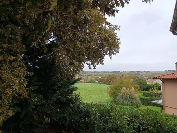 MAISON SUR SOUS SOL 3 CHAMBRES AVEC GARAGE , QUARTIER CALME .