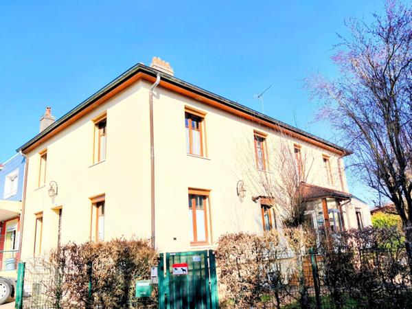 Maison mitoyenne de charme avec son beau jardin d'agrément et son garage privé