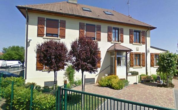 Maison mitoyenne de charme avec son beau jardin d'agrément et son garage privé