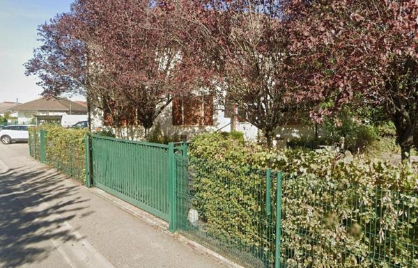 Maison mitoyenne de charme avec son beau jardin d'agrément et son garage privé