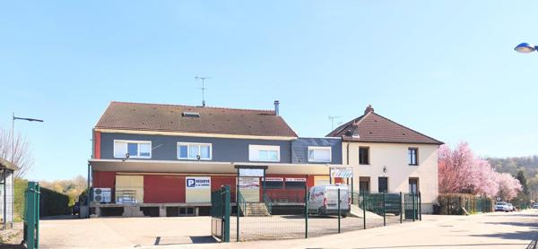 Maison mitoyenne de charme avec son beau jardin d'agrément et son garage privé