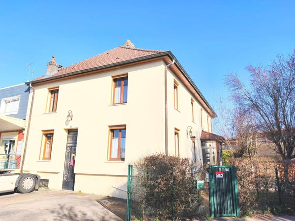 Maison mitoyenne de charme avec son beau jardin d'agrément et son garage privé