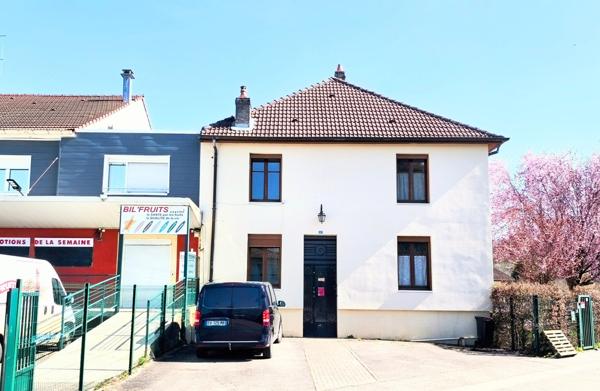 Maison mitoyenne de charme avec son beau jardin d'agrément et son garage privé
