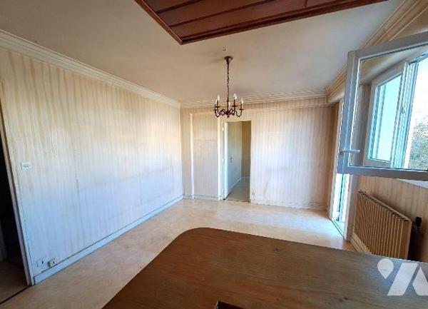 A vendre à KERFEUNTEUN, dans une copropriété avec ascenseur, un appartement de 37 m² comprenant...