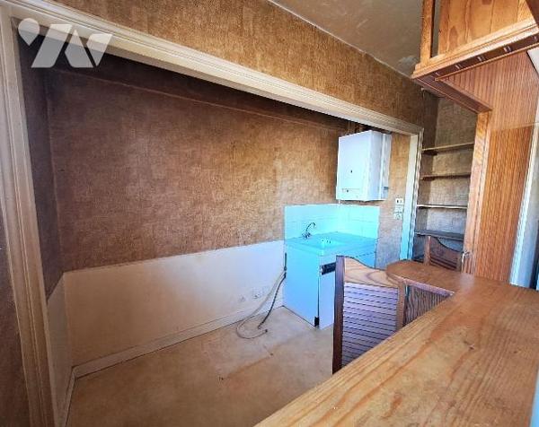 A vendre à KERFEUNTEUN, dans une copropriété avec ascenseur, un appartement de 37 m² comprenant...