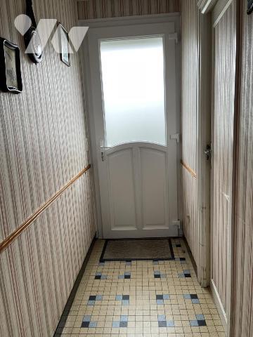 Maison avec rez-de-chaussée surélevé, 4 chambres sur 8122 m²