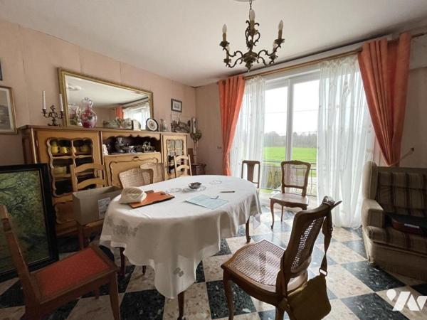 Maison avec rez-de-chaussée surélevé, 4 chambres sur 8122 m²