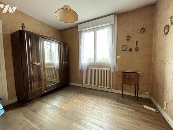 Maison avec rez-de-chaussée surélevé, 4 chambres sur 8122 m²