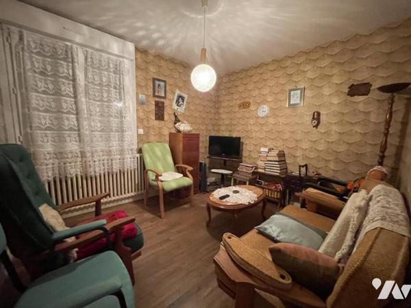 Maison avec rez-de-chaussée surélevé, 4 chambres sur 8122 m²