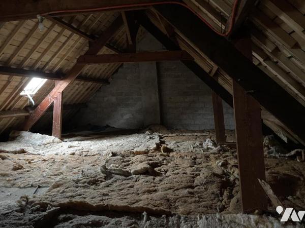 Maison avec rez-de-chaussée surélevé, 4 chambres sur 8122 m²