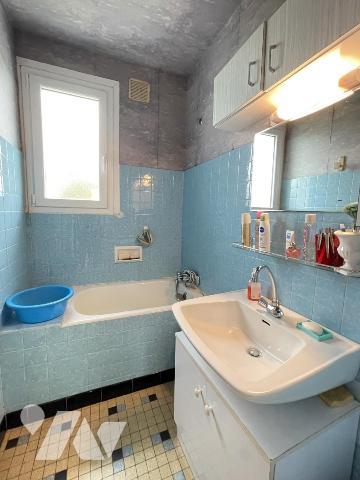 Maison avec rez-de-chaussée surélevé, 4 chambres sur 8122 m²