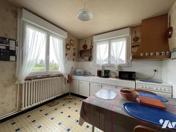 Maison avec rez-de-chaussée surélevé, 4 chambres sur 8122 m²