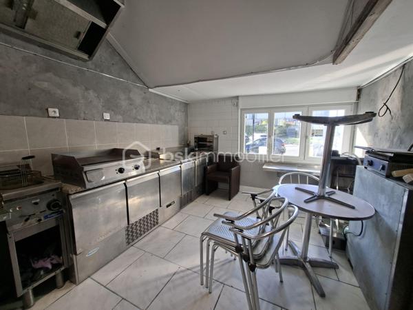 Une opportunité rare pour entreprendre immédiatement et développer deux activités au sein d’un même ensemble !

Situé sur la commune d’Auchel, découvrez ce local commercial offrant une configuration particulièrement intéressante avec deux espaces distincts : un snack entièrement équipé et un espace dédié au bien-être avec jacuzzi.

🍔 UN SNACK PRÊT À DÉMARRER

La partie restauration dispose déjà des équipements nécessaires pour lancer rapidement votre activité.

Vous y trouverez notamment :

• Four à pizza 🍕
• Friteuse
• Appareil à kebab
• Plancha
• Réfrigérateurs
• Équipements et espaces nécessaires à la préparation

Tout est en place pour démarrer votre activité !

Snack, kebab, burgers, pizzas, restauration rapide ou vente à emporter : cet espace offre de nombreuses possibilités pour développer votre propre concept.

💦 UN ESPACE SPA AVEC JACUZZI

La seconde partie du bien est consacrée à une activité de détente et de bien-être, avec la possibilité d’envisager des locations privatives à la journée, à la demi-journée ou éventuellement en nuitée selon le projet.

Cet espace comprend :

• Un jacuzzi
• Une douche
• Une kitchenette
• Une salle de bain
• Un espace permettant d’accueillir la clientèle dans un cadre intimiste
• Un jardin privatif 🌿

Un véritable atout pour développer une activité de spa privatif, espace détente ou concept romantique et bien-être.

🔑 DEUX ACTIVITÉS, UN SEUL INVESTISSEMENT

La véritable force de ce bien réside dans sa double possibilité d’exploitation : reprendre une activité de restauration avec un espace déjà équipé tout en bénéficiant d’un second espace permettant de développer une activité indépendante autour du bien-être.

Attention, le DPE a été réalisé avant les travaux de rénovations .

Que vous soyez entrepreneur, investisseur ou porteur d’un projet commercial, ce bien offre de multiples perspectives.

📍 Auchel

📞 Vous souhaitez découvrir les lieux, le matériel disponible et tout le potentiel de cet ensemble ? Contactez-moi pour plus d’informations et organiser une visite.

Noémie Delezie – BSK Immobilier
📱 06 63 66 73 06