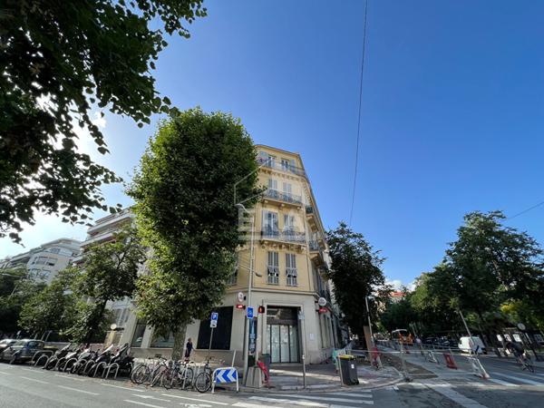 NICE - FLEURS : ATYPIQUE 2 PIÈCES MANSARDÉ EN BON ÉTAT