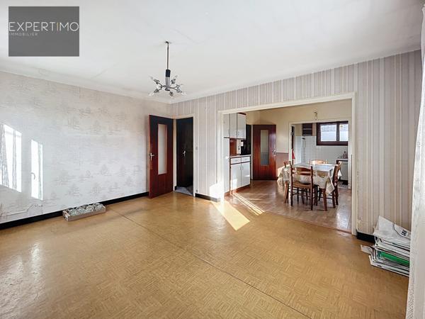 Conques (12320) À vendre – Exploitation agricole complète avec bâtiment d’élevage récent – 29 hectares attenants – Maison