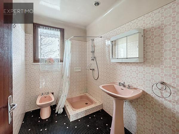 Conques (12320) À vendre – Exploitation agricole complète avec bâtiment d’élevage récent – 29 hectares attenants – Maison