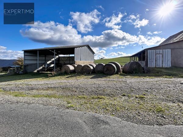 Conques (12320) À vendre – Exploitation agricole complète avec bâtiment d’élevage récent – 29 hectares attenants – Maison