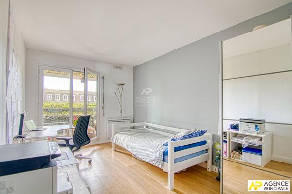 Le Chesnay limite Versailles - Appartement 5 pièces / 4 chambres de 109 m² carrez situé au 2ème étage avec ascenseur, terrasse, cave et parking €699 000 ** - Référence 25525