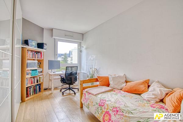 Le Chesnay limite Versailles - Appartement 5 pièces / 4 chambres de 109 m² carrez situé au 2ème étage avec ascenseur, terrasse, cave et parking €699 000 ** - Référence 25525