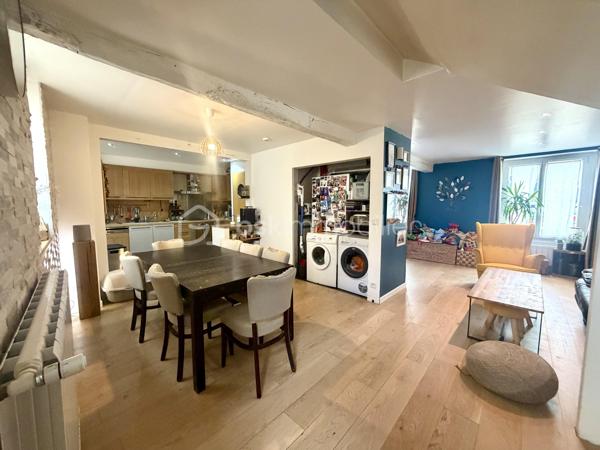 Idéalement située à Guignes, à proximité des grands axes et de toutes les commodités (écoles, commerces), cette maison de ville de caractère, datant des années 1700, offre tout le confort d’une maison sans les contraintes d’un jardin à entretenir — et sans charges de copropriété ! Ses murs épais typiques de l’époque garantissent une fraîcheur naturelle appréciable lors des fortes chaleurs.

Rez-de-chaussée
Une entrée avec placard dessert un séjour double avec salle à manger et coin bureau, baigné de lumière grâce à sa double exposition. Les sols ont été rénovés (parquet et carrelage). La cuisine ouverte, aménagée et équipée, donne accès à la cour arrière, parfaite pour les repas en extérieur. Un WC indépendant complète ce niveau.

1er étage
Le palier dessert deux grandes chambres de 16 et 19,5 m², toutes deux dotées de rangements. Une salle de bains avec douche et baignoire ainsi qu’un second WC assurent tout le confort du quotidien.

2ème étage
Deux chambres mansardées supplémentaires : la première de 11 m² (15 m² utiles), et la seconde de 23 m² (32,5 m² utiles) avec armoire et climatisation, pour un confort optimal même en été.

Extérieurs
La cour de 40 m² accueille une terrasse en mezzanine équipée d’un salon de jardin, pour profiter pleinement des soirées ensoleillées en toute intimité, sans aucun vis-à-vis. Un vrai espace de respiration, sans l’entretien d’un jardin. Stationnement facile devant la maison et dans la rue.

Caractéristiques techniques:
Chauffage au gaz, double vitrage bois, climatisation (chambre du 2ème étage).

Les atouts du bien :
- 135 m² sur 3 niveaux, maison de caractère (1900)
- 4 chambres, dont une climatisée
- Cour de 40 m² + terrasse en mezzanine avec salon de jardin, sans vis-à-vis
- Stationnement devant la maison
- Aucune charge de copropriété
- Proche grands axes, écoles et commodités

Conseillère disponible 7 J / 7
Contactez-moi pour organiser une visite !