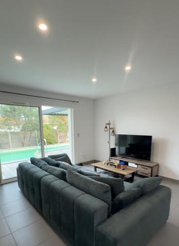 Maison comtemporaine avec piscine, Abris et Carport