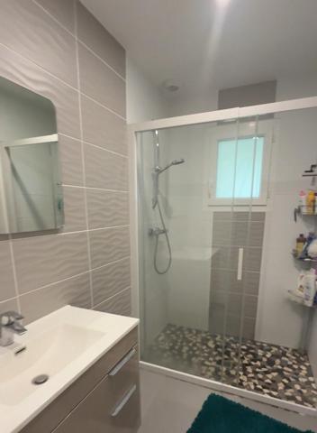 Maison comtemporaine avec piscine, Abris et Carport