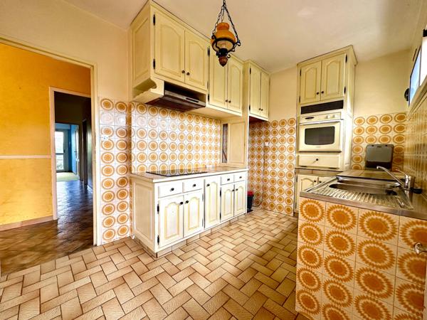 APPARTEMENT 5 PIECES CENTRE VILLE AVEC TERRASSE , CAVE , PARKING