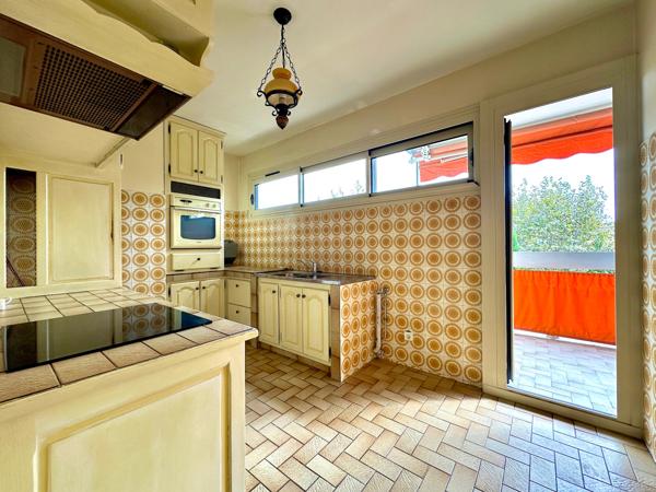 APPARTEMENT 5 PIECES CENTRE VILLE AVEC TERRASSE , CAVE , PARKING