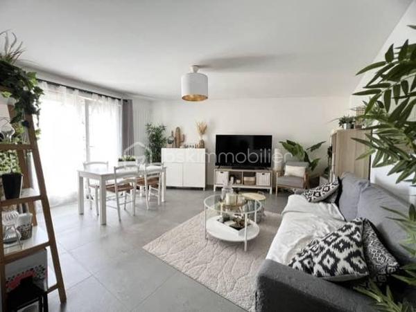 Bel appartement lumineux de 60 m² situé au sein de l'éco-quartier recherché Clause-Bois Badeau.
Ce secteur récent et dynamique bénéficie d'espaces verts, de commerces, d'établissements scolaires et d'un accès pratique aux transports (Gare de Brétigny-sur-orge...) 
L'appartement se compose de :
Une entrée avec grand placard de rangement
Un séjour lumineux ouvrant sur un balcon
Une cuisine aménagée et entièrement équipée
Deux chambres, chacune disposant de son propre placard intégré
Une salle de bain
Un dégagement avec rangement
WC séparés

Les plus :
✔ Balcon
✔ Cuisine aménagée et équipée
✔ Nombreux placards intégrés
✔ Place de stationnement privative en sous-sol sécurisé
✔ Quartier calme et agréable

Idéalement situé à proximité des commerces, écoles, espaces verts et transports, cet appartement conviendra parfaitement à une famille, un jeune couple ou un investisseur.