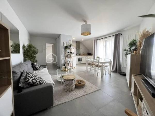 Bel appartement lumineux de 60 m² situé au sein de l'éco-quartier recherché Clause-Bois Badeau.
Ce secteur récent et dynamique bénéficie d'espaces verts, de commerces, d'établissements scolaires et d'un accès pratique aux transports (Gare de Brétigny-sur-orge...) 
L'appartement se compose de :
Une entrée avec grand placard de rangement
Un séjour lumineux ouvrant sur un balcon
Une cuisine aménagée et entièrement équipée
Deux chambres, chacune disposant de son propre placard intégré
Une salle de bain
Un dégagement avec rangement
WC séparés

Les plus :
✔ Balcon
✔ Cuisine aménagée et équipée
✔ Nombreux placards intégrés
✔ Place de stationnement privative en sous-sol sécurisé
✔ Quartier calme et agréable

Idéalement situé à proximité des commerces, écoles, espaces verts et transports, cet appartement conviendra parfaitement à une famille, un jeune couple ou un investisseur.