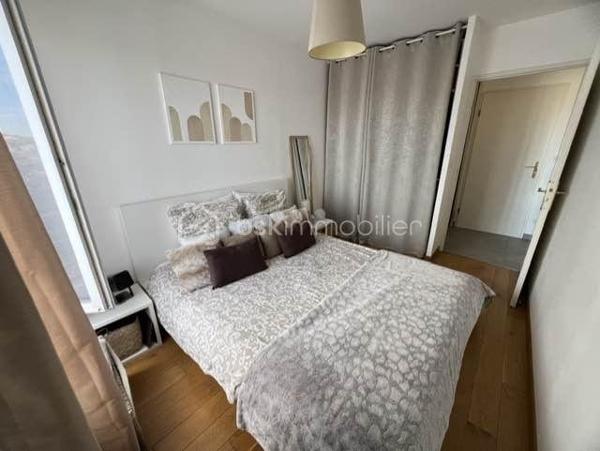 Bel appartement lumineux de 60 m² situé au sein de l'éco-quartier recherché Clause-Bois Badeau.
Ce secteur récent et dynamique bénéficie d'espaces verts, de commerces, d'établissements scolaires et d'un accès pratique aux transports (Gare de Brétigny-sur-orge...) 
L'appartement se compose de :
Une entrée avec grand placard de rangement
Un séjour lumineux ouvrant sur un balcon
Une cuisine aménagée et entièrement équipée
Deux chambres, chacune disposant de son propre placard intégré
Une salle de bain
Un dégagement avec rangement
WC séparés

Les plus :
✔ Balcon
✔ Cuisine aménagée et équipée
✔ Nombreux placards intégrés
✔ Place de stationnement privative en sous-sol sécurisé
✔ Quartier calme et agréable

Idéalement situé à proximité des commerces, écoles, espaces verts et transports, cet appartement conviendra parfaitement à une famille, un jeune couple ou un investisseur.