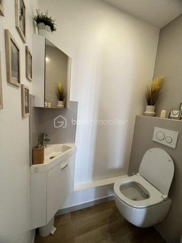 Bel appartement lumineux de 60 m² situé au sein de l'éco-quartier recherché Clause-Bois Badeau.
Ce secteur récent et dynamique bénéficie d'espaces verts, de commerces, d'établissements scolaires et d'un accès pratique aux transports (Gare de Brétigny-sur-orge...) 
L'appartement se compose de :
Une entrée avec grand placard de rangement
Un séjour lumineux ouvrant sur un balcon
Une cuisine aménagée et entièrement équipée
Deux chambres, chacune disposant de son propre placard intégré
Une salle de bain
Un dégagement avec rangement
WC séparés

Les plus :
✔ Balcon
✔ Cuisine aménagée et équipée
✔ Nombreux placards intégrés
✔ Place de stationnement privative en sous-sol sécurisé
✔ Quartier calme et agréable

Idéalement situé à proximité des commerces, écoles, espaces verts et transports, cet appartement conviendra parfaitement à une famille, un jeune couple ou un investisseur.
