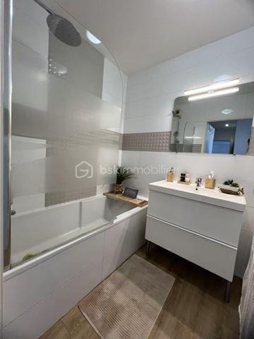 Bel appartement lumineux de 60 m² situé au sein de l'éco-quartier recherché Clause-Bois Badeau.
Ce secteur récent et dynamique bénéficie d'espaces verts, de commerces, d'établissements scolaires et d'un accès pratique aux transports (Gare de Brétigny-sur-orge...) 
L'appartement se compose de :
Une entrée avec grand placard de rangement
Un séjour lumineux ouvrant sur un balcon
Une cuisine aménagée et entièrement équipée
Deux chambres, chacune disposant de son propre placard intégré
Une salle de bain
Un dégagement avec rangement
WC séparés

Les plus :
✔ Balcon
✔ Cuisine aménagée et équipée
✔ Nombreux placards intégrés
✔ Place de stationnement privative en sous-sol sécurisé
✔ Quartier calme et agréable

Idéalement situé à proximité des commerces, écoles, espaces verts et transports, cet appartement conviendra parfaitement à une famille, un jeune couple ou un investisseur.