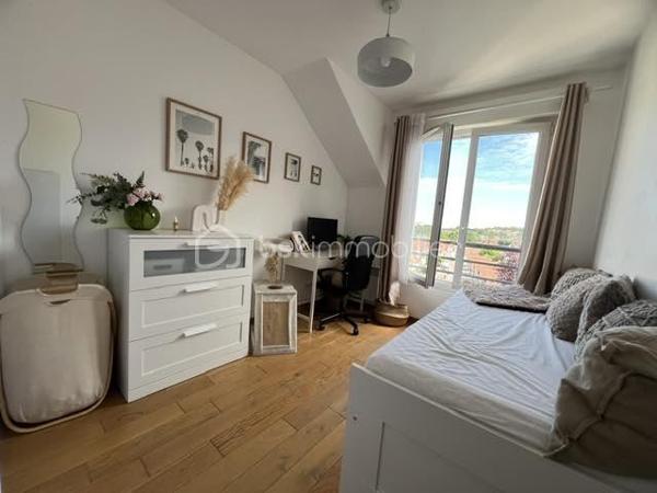 Bel appartement lumineux de 60 m² situé au sein de l'éco-quartier recherché Clause-Bois Badeau.
Ce secteur récent et dynamique bénéficie d'espaces verts, de commerces, d'établissements scolaires et d'un accès pratique aux transports (Gare de Brétigny-sur-orge...) 
L'appartement se compose de :
Une entrée avec grand placard de rangement
Un séjour lumineux ouvrant sur un balcon
Une cuisine aménagée et entièrement équipée
Deux chambres, chacune disposant de son propre placard intégré
Une salle de bain
Un dégagement avec rangement
WC séparés

Les plus :
✔ Balcon
✔ Cuisine aménagée et équipée
✔ Nombreux placards intégrés
✔ Place de stationnement privative en sous-sol sécurisé
✔ Quartier calme et agréable

Idéalement situé à proximité des commerces, écoles, espaces verts et transports, cet appartement conviendra parfaitement à une famille, un jeune couple ou un investisseur.