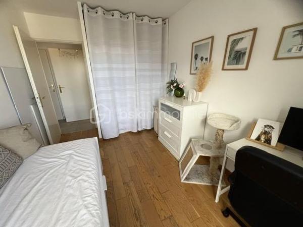 Bel appartement lumineux de 60 m² situé au sein de l'éco-quartier recherché Clause-Bois Badeau.
Ce secteur récent et dynamique bénéficie d'espaces verts, de commerces, d'établissements scolaires et d'un accès pratique aux transports (Gare de Brétigny-sur-orge...) 
L'appartement se compose de :
Une entrée avec grand placard de rangement
Un séjour lumineux ouvrant sur un balcon
Une cuisine aménagée et entièrement équipée
Deux chambres, chacune disposant de son propre placard intégré
Une salle de bain
Un dégagement avec rangement
WC séparés

Les plus :
✔ Balcon
✔ Cuisine aménagée et équipée
✔ Nombreux placards intégrés
✔ Place de stationnement privative en sous-sol sécurisé
✔ Quartier calme et agréable

Idéalement situé à proximité des commerces, écoles, espaces verts et transports, cet appartement conviendra parfaitement à une famille, un jeune couple ou un investisseur.