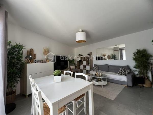 Bel appartement lumineux de 60 m² situé au sein de l'éco-quartier recherché Clause-Bois Badeau.
Ce secteur récent et dynamique bénéficie d'espaces verts, de commerces, d'établissements scolaires et d'un accès pratique aux transports (Gare de Brétigny-sur-orge...) 
L'appartement se compose de :
Une entrée avec grand placard de rangement
Un séjour lumineux ouvrant sur un balcon
Une cuisine aménagée et entièrement équipée
Deux chambres, chacune disposant de son propre placard intégré
Une salle de bain
Un dégagement avec rangement
WC séparés

Les plus :
✔ Balcon
✔ Cuisine aménagée et équipée
✔ Nombreux placards intégrés
✔ Place de stationnement privative en sous-sol sécurisé
✔ Quartier calme et agréable

Idéalement situé à proximité des commerces, écoles, espaces verts et transports, cet appartement conviendra parfaitement à une famille, un jeune couple ou un investisseur.
