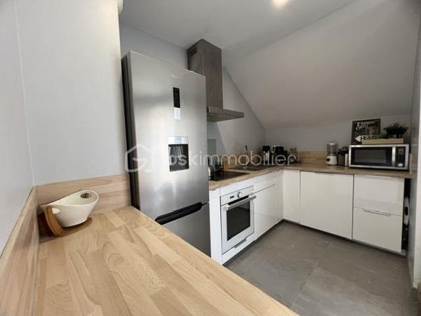 Bel appartement lumineux de 60 m² situé au sein de l'éco-quartier recherché Clause-Bois Badeau.
Ce secteur récent et dynamique bénéficie d'espaces verts, de commerces, d'établissements scolaires et d'un accès pratique aux transports (Gare de Brétigny-sur-orge...) 
L'appartement se compose de :
Une entrée avec grand placard de rangement
Un séjour lumineux ouvrant sur un balcon
Une cuisine aménagée et entièrement équipée
Deux chambres, chacune disposant de son propre placard intégré
Une salle de bain
Un dégagement avec rangement
WC séparés

Les plus :
✔ Balcon
✔ Cuisine aménagée et équipée
✔ Nombreux placards intégrés
✔ Place de stationnement privative en sous-sol sécurisé
✔ Quartier calme et agréable

Idéalement situé à proximité des commerces, écoles, espaces verts et transports, cet appartement conviendra parfaitement à une famille, un jeune couple ou un investisseur.