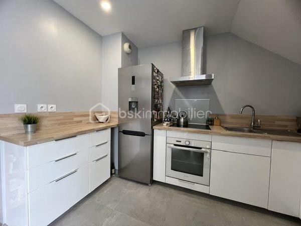 Bel appartement lumineux de 60 m² situé au sein de l'éco-quartier recherché Clause-Bois Badeau.
Ce secteur récent et dynamique bénéficie d'espaces verts, de commerces, d'établissements scolaires et d'un accès pratique aux transports (Gare de Brétigny-sur-orge...) 
L'appartement se compose de :
Une entrée avec grand placard de rangement
Un séjour lumineux ouvrant sur un balcon
Une cuisine aménagée et entièrement équipée
Deux chambres, chacune disposant de son propre placard intégré
Une salle de bain
Un dégagement avec rangement
WC séparés

Les plus :
✔ Balcon
✔ Cuisine aménagée et équipée
✔ Nombreux placards intégrés
✔ Place de stationnement privative en sous-sol sécurisé
✔ Quartier calme et agréable

Idéalement situé à proximité des commerces, écoles, espaces verts et transports, cet appartement conviendra parfaitement à une famille, un jeune couple ou un investisseur.