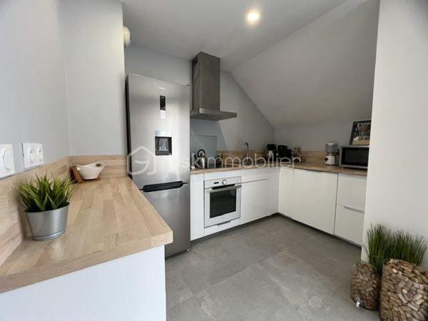Bel appartement lumineux de 60 m² situé au sein de l'éco-quartier recherché Clause-Bois Badeau.
Ce secteur récent et dynamique bénéficie d'espaces verts, de commerces, d'établissements scolaires et d'un accès pratique aux transports (Gare de Brétigny-sur-orge...) 
L'appartement se compose de :
Une entrée avec grand placard de rangement
Un séjour lumineux ouvrant sur un balcon
Une cuisine aménagée et entièrement équipée
Deux chambres, chacune disposant de son propre placard intégré
Une salle de bain
Un dégagement avec rangement
WC séparés

Les plus :
✔ Balcon
✔ Cuisine aménagée et équipée
✔ Nombreux placards intégrés
✔ Place de stationnement privative en sous-sol sécurisé
✔ Quartier calme et agréable

Idéalement situé à proximité des commerces, écoles, espaces verts et transports, cet appartement conviendra parfaitement à une famille, un jeune couple ou un investisseur.