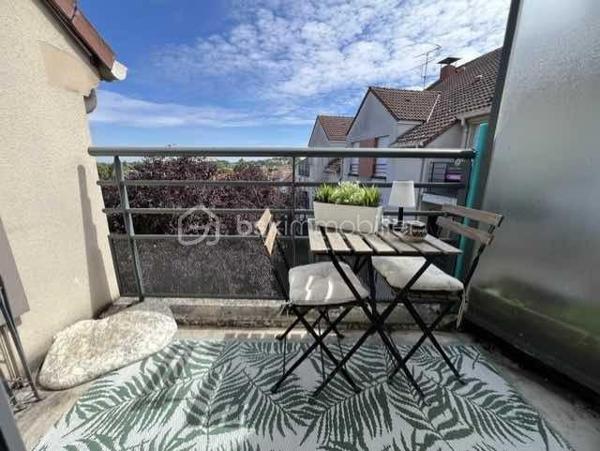 Bel appartement lumineux de 60 m² situé au sein de l'éco-quartier recherché Clause-Bois Badeau.
Ce secteur récent et dynamique bénéficie d'espaces verts, de commerces, d'établissements scolaires et d'un accès pratique aux transports (Gare de Brétigny-sur-orge...) 
L'appartement se compose de :
Une entrée avec grand placard de rangement
Un séjour lumineux ouvrant sur un balcon
Une cuisine aménagée et entièrement équipée
Deux chambres, chacune disposant de son propre placard intégré
Une salle de bain
Un dégagement avec rangement
WC séparés

Les plus :
✔ Balcon
✔ Cuisine aménagée et équipée
✔ Nombreux placards intégrés
✔ Place de stationnement privative en sous-sol sécurisé
✔ Quartier calme et agréable

Idéalement situé à proximité des commerces, écoles, espaces verts et transports, cet appartement conviendra parfaitement à une famille, un jeune couple ou un investisseur.
