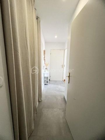 Bel appartement lumineux de 60 m² situé au sein de l'éco-quartier recherché Clause-Bois Badeau.
Ce secteur récent et dynamique bénéficie d'espaces verts, de commerces, d'établissements scolaires et d'un accès pratique aux transports (Gare de Brétigny-sur-orge...) 
L'appartement se compose de :
Une entrée avec grand placard de rangement
Un séjour lumineux ouvrant sur un balcon
Une cuisine aménagée et entièrement équipée
Deux chambres, chacune disposant de son propre placard intégré
Une salle de bain
Un dégagement avec rangement
WC séparés

Les plus :
✔ Balcon
✔ Cuisine aménagée et équipée
✔ Nombreux placards intégrés
✔ Place de stationnement privative en sous-sol sécurisé
✔ Quartier calme et agréable

Idéalement situé à proximité des commerces, écoles, espaces verts et transports, cet appartement conviendra parfaitement à une famille, un jeune couple ou un investisseur.