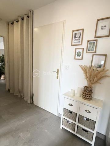 Bel appartement lumineux de 60 m² situé au sein de l'éco-quartier recherché Clause-Bois Badeau.
Ce secteur récent et dynamique bénéficie d'espaces verts, de commerces, d'établissements scolaires et d'un accès pratique aux transports (Gare de Brétigny-sur-orge...) 
L'appartement se compose de :
Une entrée avec grand placard de rangement
Un séjour lumineux ouvrant sur un balcon
Une cuisine aménagée et entièrement équipée
Deux chambres, chacune disposant de son propre placard intégré
Une salle de bain
Un dégagement avec rangement
WC séparés

Les plus :
✔ Balcon
✔ Cuisine aménagée et équipée
✔ Nombreux placards intégrés
✔ Place de stationnement privative en sous-sol sécurisé
✔ Quartier calme et agréable

Idéalement situé à proximité des commerces, écoles, espaces verts et transports, cet appartement conviendra parfaitement à une famille, un jeune couple ou un investisseur.